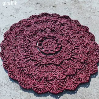 Вязаная салфетка на стол