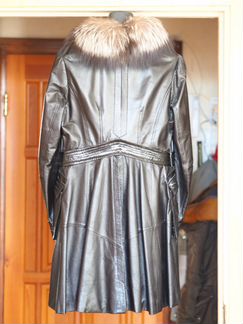 Кожаный плащ с меховым воротником